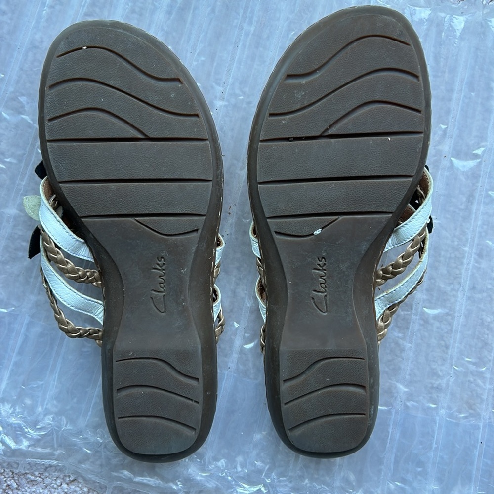 Clark’s Artisan white floral designed all leather sandals with comfort soles. - Picture 3 of 5